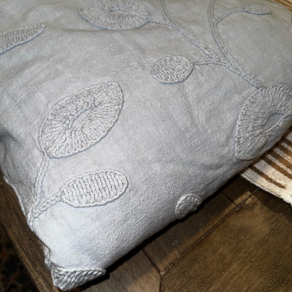 Serena & Lily Dusty Blue Floral Embroidered Button Closure Twin / XL Twin Duvet - Picture 11 of 11